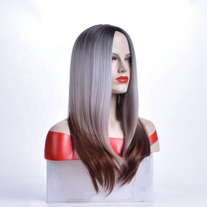 <span class=keywords><strong>Parrucca</strong></span> Sintetica <span class=keywords><strong>Lunga</strong></span> e Liscia Grigio Argento Ombré Naturale per Donne Bianche, Vendita all'Ingrosso - Product Image 2
