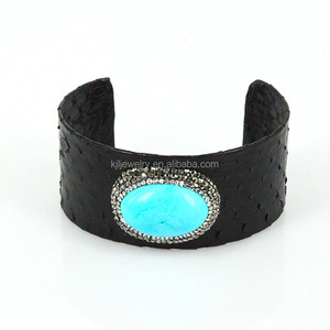 Brazalete Abierto Bohemia con Incrustaciones de Turquesa Verde y Pedrería, con Diseño de Piel de Serpiente Pitón, para Mujer - Product Image 2