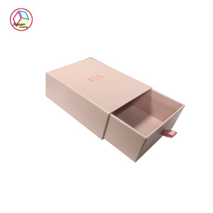 Cajas de regalo magnéticas corrugadas de terciopelo de lujo personalizadas Ventaja UV Papel de Arte de 2mm Regalos de cumpleaños de San Valentín para pequeñas empresas - Product Image 1