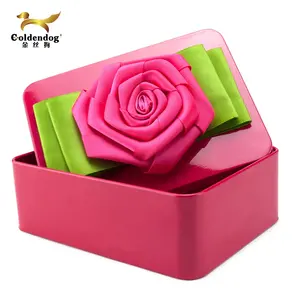 Cinta satinada hecha a mano de 7cm de diámetro, flor rosa con hojas para decoraciones de caja de regalo