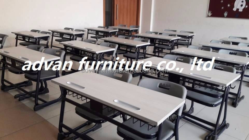 教室用のボード、机と椅子