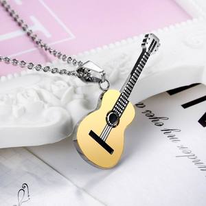 <span class=keywords><strong>Collana</strong></span> con Ciondolo a Forma di Chitarra in Acciaio Inossidabile Titanio Bicolore Oro per Gioielli da Uomo - Product Image 4