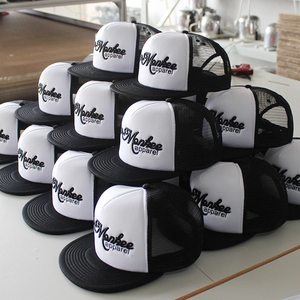 Gorra de malla de camionero plana con Cierre trasero en blanco de promoción - Product Image 1