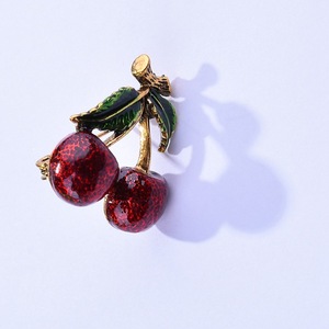 Broche de cereza de fruta roja con hoja verde esmaltada de aleación para mujer, joyería de moda con iniciales de KM-23 - Product Image 4