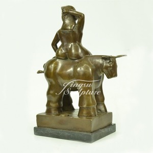 Statua in bronzo fuso di donna nuda <span class=keywords><strong>Botero</strong></span> seduta su un toro - Product Image 5