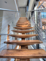 Escalier moderne en acier avec garde-corps en câble, marches en bois, décorations, design droit et ouvert