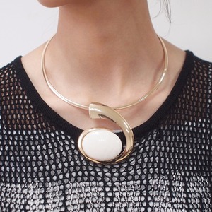 Liontin Oval Resin Besar Kalung Choker Logam Kalung Choker Campuran Wanita Kalung Pernyataan Geometris Perhiasan Mode - Product Image 2