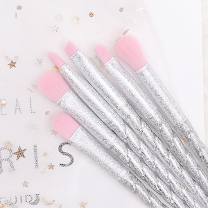 Haute qualité 10 pièces pour <span class=keywords><strong>licorne</strong></span> blanc synthétique cheveux doux <span class=keywords><strong>maquillage</strong></span> brosse ensemble nouveau Style longue poignée paillettes beauté cosmétique - Product Image 3