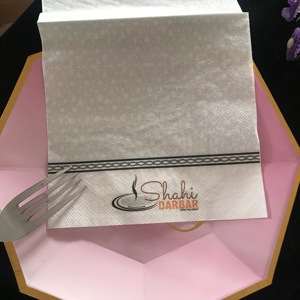 Servilletas blancas y marrones con logotipo impreso personalizado Servilletas de papel tisú 33x33cm Servilletas de cóctel de papel de 2 capas PARA CENA Cumpleaños Boda - Product Image 5