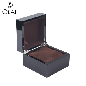 Scatola <span class=keywords><strong>per</strong></span> Orologi in <span class=keywords><strong>Legno</strong></span> Laccato Nero Lucido con Logo Personalizzato, Cuscino in Velluto Marrone all'Interno, Confezione <span class=keywords><strong>Regalo</strong></span> <span class=keywords><strong>per</strong></span> Orologi - Product Image 3