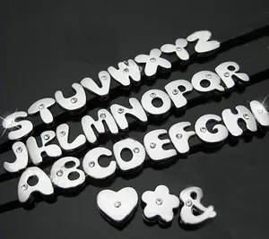 Breloque coulissante en alliage de zinc en gros bijoux design lettre alphabet initiale de 8mm