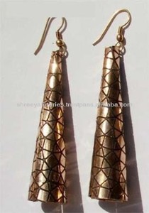 Pendientes de gota de moda de latón grabados a mano con dijes de flores Proveedor de joyería al por mayor - Product Image 2
