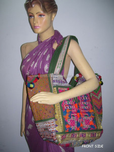 Bolso de hombro estilo bohemio afgano Banjara de terciopelo con bordado, cierre de cremallera y forro de seda - Product Image 2