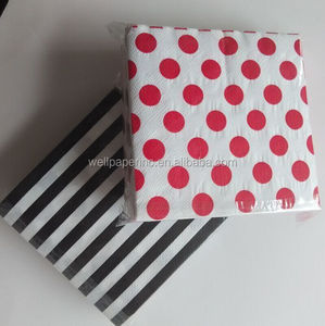 ผ้าเช็ดปากลายตารางหมากรุกสีขาวและสีแดง2ply กระดาษเช็ดปากกระดาษทิชชู่ลายจุดสำหรับวันเกิดอาหารกลางวันคริสต์มาส