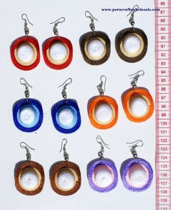 Bijoux tissés à la main de style chapeau boucles d'oreilles goutte de couleur mode en vente - Product Image 1