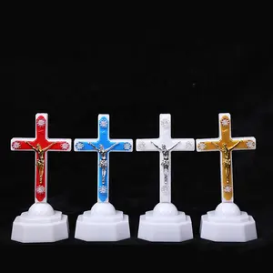 深圳制造商LED耶稣携带十字架雕像点亮闪烁塑料宗教十字架惊艳LED十字灯