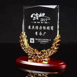 2018 NIEUWE Ontwerp kleur print custom Shield EN crystal award laser gegraveerde k9 crystal china cups medaille trophy met Houten Base