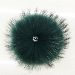 Vente en gros de pompons détachables en fourrure de renard pelucheux à encliqueter boule de fourrure de raton laveur pour bonnet, chapeaux, accessoires de vêtement en peau - Product Image 1