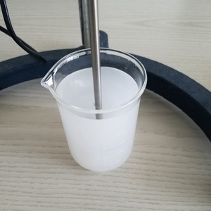 Poliacrilamida aniónica líquida de emulsión de alto grado de hidrolisis para tratamiento de aguas industriales municipales
