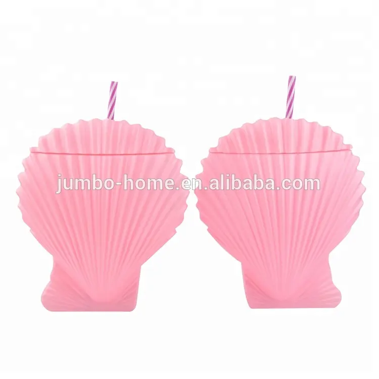 Gobelet en plastique de couleur rose pailleté en forme de coquille avec paille