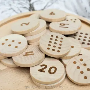 Piezas redondas de madera Natural personalizadas con números y letras, venta al por mayor