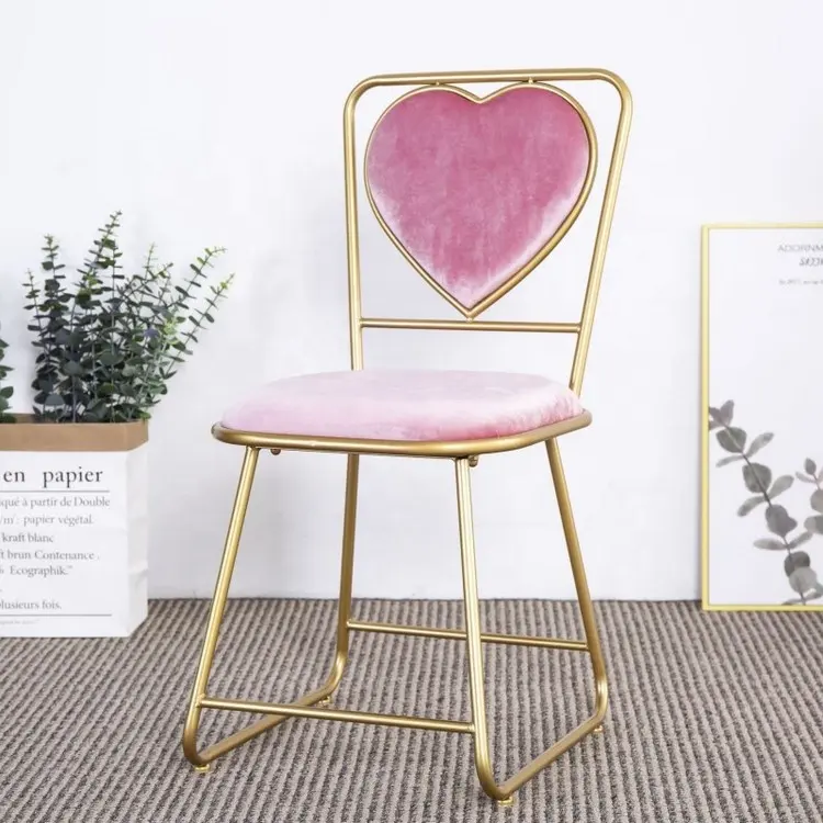 2024 럭셔리 사용자 정의 새로운 현대 디자인 철 금속 다리 핑크 벨벳 쿠션 웨딩 파티 하트 식탁을위한 의자 모양
