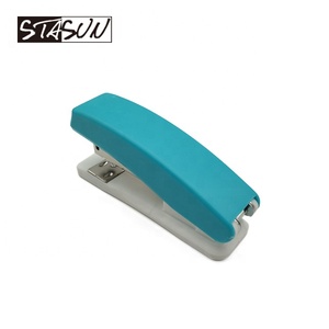 <span class=keywords><strong>Engrapadora</strong></span> Ergonómica <span class=keywords><strong>de</strong></span> Escritorio, Capacidad para 20 Hojas, <span class=keywords><strong>Engrapadora</strong></span> Manual <span class=keywords><strong>de</strong></span> Plástico para Oficina y Escuela, Compatible con Grapas 24/6 y 26/6 - Product Image 2