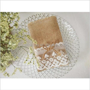 Petit sac à cordon en toile de <span class=keywords><strong>jute</strong></span> imprimé moderne personnalisé Pochette en mousseline de <span class=keywords><strong>jute</strong></span> en toile écologique avec <span class=keywords><strong>dentelle</strong></span> - Product Image 2