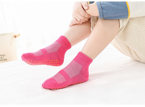 Chaussettes antidérapantes antidérapantes pour <span class=keywords><strong>trampoline</strong></span> Chaussettes de parc avec poignées Chaussettes de sport douces et colorées pour femmes hommes enfants Yoga Pilates Barre - Product Image 6