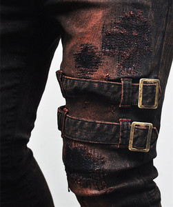 Jeans de Motociclista Ajustados Rojos Vintage con Cinturón para Hombre, Estilo Rebelde y Grunge - Product Image 3