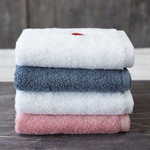 En gros fantaisie multicolore 35*35 petite serviette éponge avec logo broderie personnalisée - Product Image 4