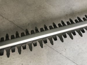 Taille-haie sans fil à longue lame, batterie arrière, pièces de rechange, taille-haie monté, coupe-herbe - Product Image 4