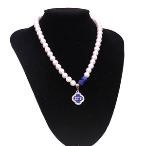 Collana con Ciondolo Personalizzato in Lega Metallica Sigma Gamma Rho, Catena con Perle Imitate, Gioiello da Donna per Feste e Regalo - Product Image 3