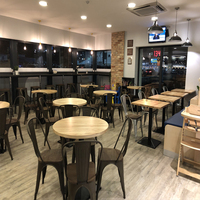 Meubles de restaurant rétro européens, table ronde carrée en bois massif et chaise en métal pour café