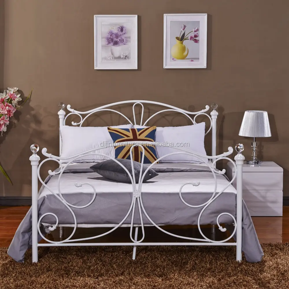 Venda por atacado nova cama tipo popular mais recente design de camas de ferro forjado cama de metal com finials de cristal