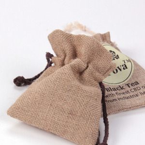 Piccola borsa personalizzata in juta con coulisse confezione tessile per regali - Product Image 4