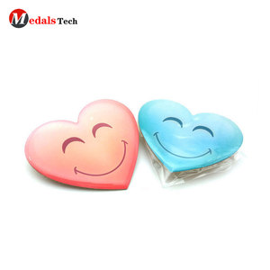 Impresión de metal con acabado Epoxi de <span class=keywords><strong>la</strong></span> cara de <span class=keywords><strong>la</strong></span> sonrisa insignia de forma de corazón con perno de seguridad - Product Image 2