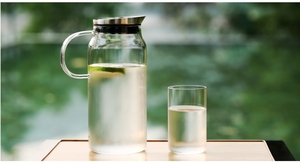 เหยือกน้ำแก้วโบโรซิลิเกตสูง 1300 มล. ยี่ห้อซามาโดโย พร้อมฝาปิดสแตนเลส สำหรับใช้ในบ้านและสำนักงาน - Product Image 3