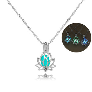<span class=keywords><strong>Collana</strong></span> <span class=keywords><strong>con</strong></span> Ciondolo a Forma <span class=keywords><strong>di</strong></span> <span class=keywords><strong>Fiore</strong></span> <span class=keywords><strong>di</strong></span> <span class=keywords><strong>Loto</strong></span> Luminoso al Buio per Donne, Vendita all'Ingrosso N800254 - Product Image 2