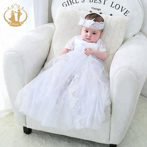 PRECIO DE ENVÍO NEGOCIABLE Vestido de Bautizo para Bebé con Encaje Bordado Floral y Botones de Perlas con Abertura en la Parte Delantera - Product Image 1