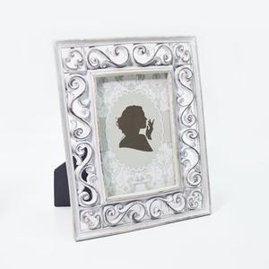 Cornice Portafoto Vintage Francese in Resina Fatta a Mano, Bordo Bianco con Motivo a S Traforato, Ecologica - Product Image 4