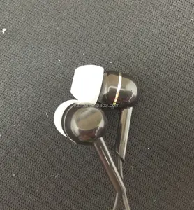 En la oreja los auriculares para el teléfono móvil