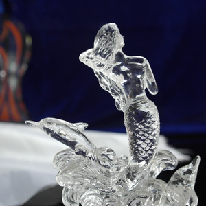 Los productos más nuevos de Kinsam, estatuilla de sirena de cristal transparente con soporte de delfines para decoración del hogar - Product Image 4