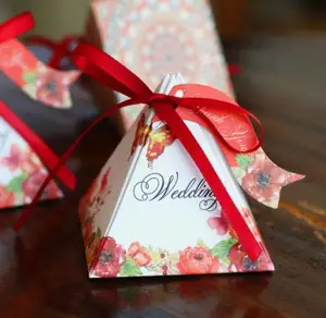शादी बॉक्स फूल रिबन पिरामिड मेहमानों के लिए कैंडी बॉक्स शादी के तोहफे शादी की सजावट