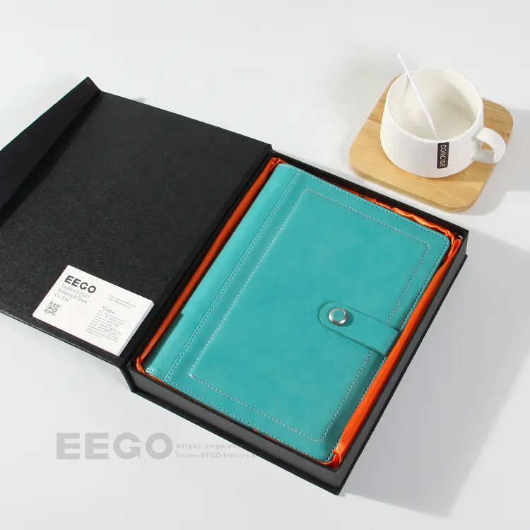 Kotak Hadiah Alat Tulis Profesional A5 Saku Mini Penjualan Laris Notebook Sampul Keras Kulit Buatan Tiongkok dengan Pena Logo Pribadi