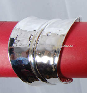 Brazalete de latón martillado con acabado plateado hecho a mano, accesorio de moda - Product Image 2