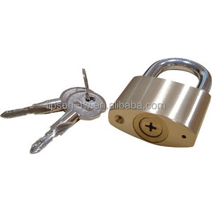 Cadenas en laiton à double verrouillage avec clé croisée - Product Image 1