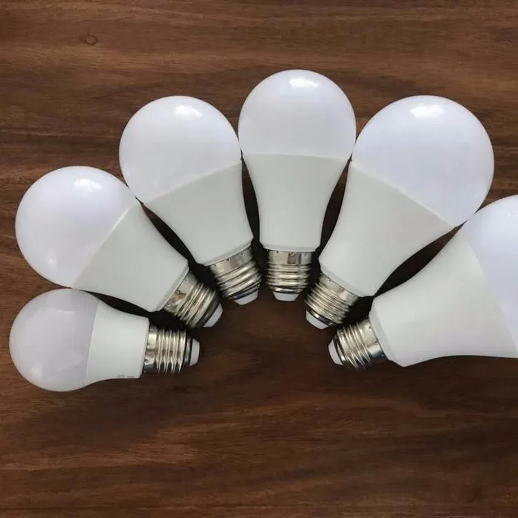LED ampul beyaz veya sıcak beyaz renk