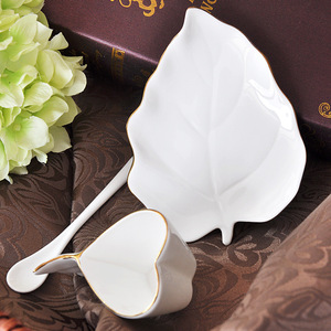Un blanco, chapado <span class=keywords><strong>en</strong></span> oro, <span class=keywords><strong>en</strong></span> forma de corazón taza de café Taza de cerámica con una medida regalo - Product Image 4