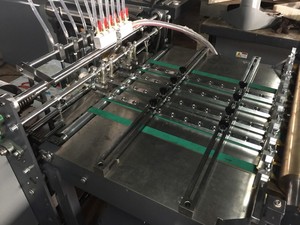 JS-650A Copertura Automatica di Carta Incollaggio Macchina di Carta Gluer 20 SETS/MESE La Capacità di Produzione di 3 Unità di Cassa di Legno con Hot melt Colla - Product Image 4